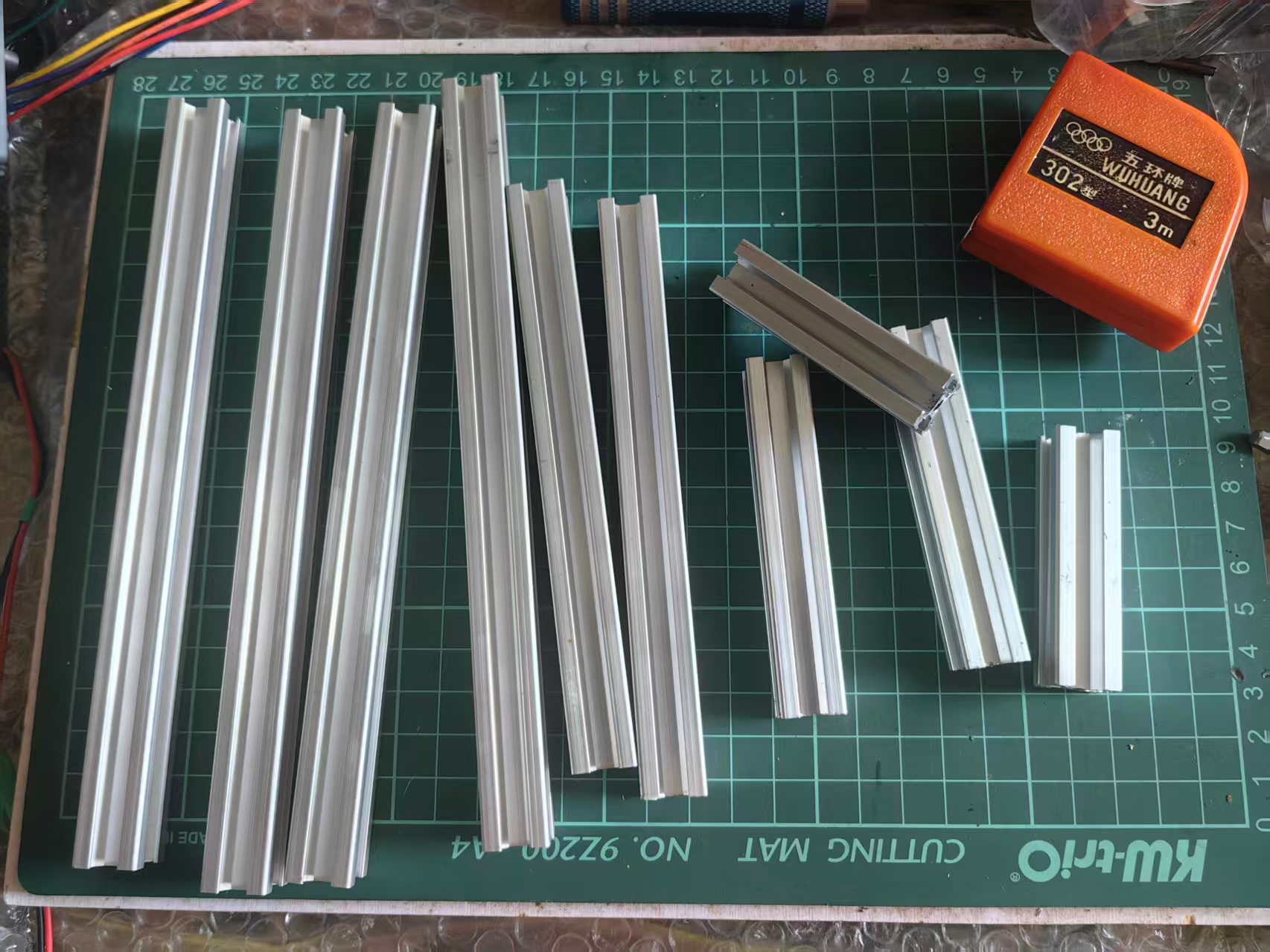 【花雕动手做】行空板 K10 使用一米1515铝型材制作的复杂地形八弹簧独立减震小车_image_1.webp