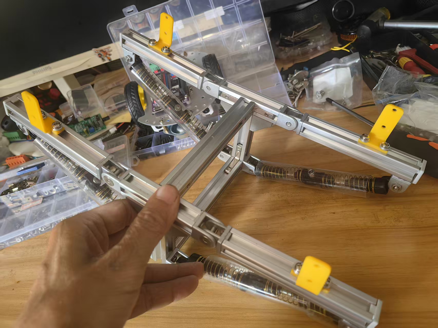 【花雕动手做】行空板 K10 使用1515铝型材制作的复杂地形八弹簧独立减震小车_image_15.webp