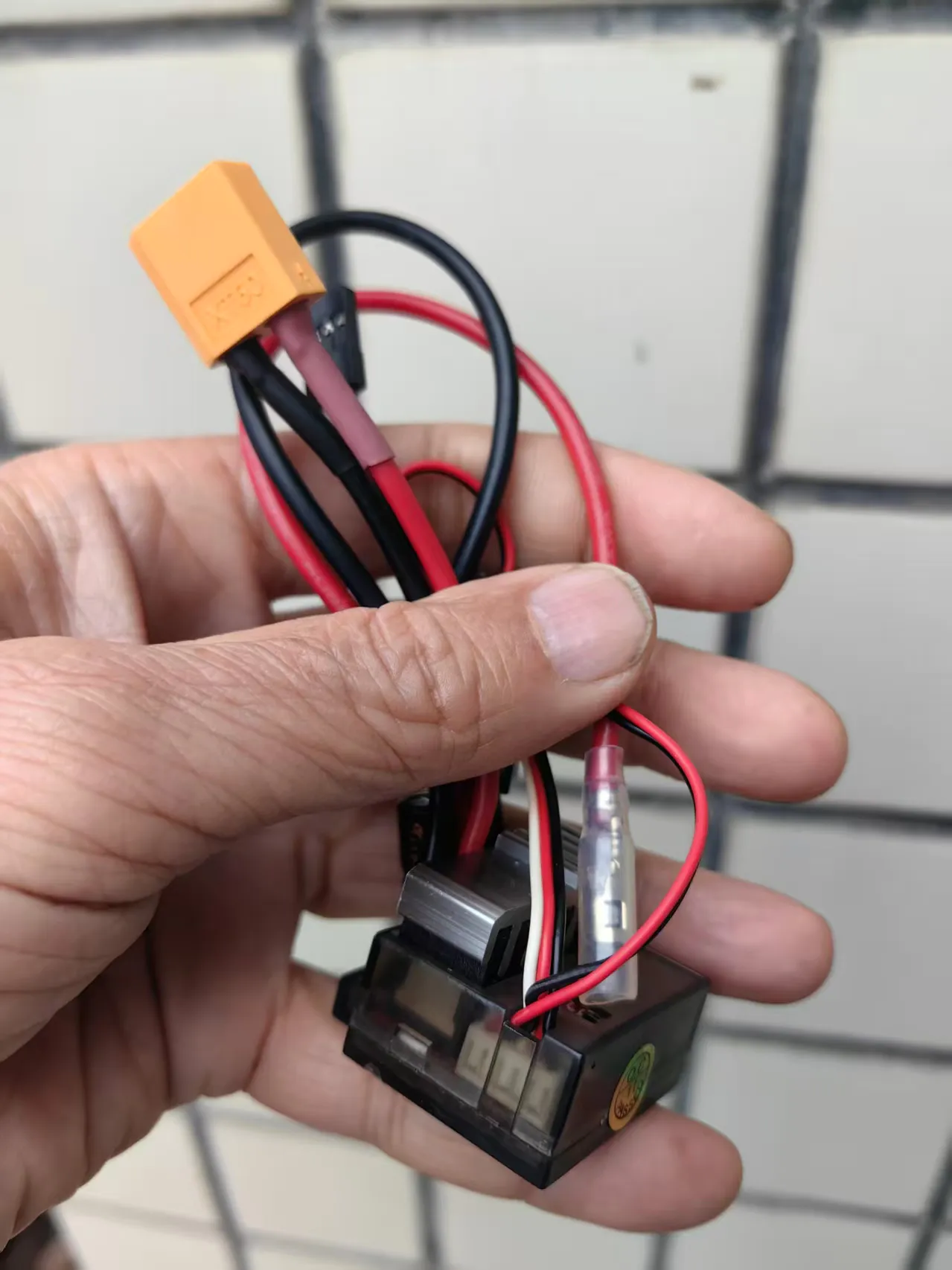 【花雕动手做】使用3S(11.1V)30A有刷双向电调和坦克波箱的四驱小车_image_1.webp
