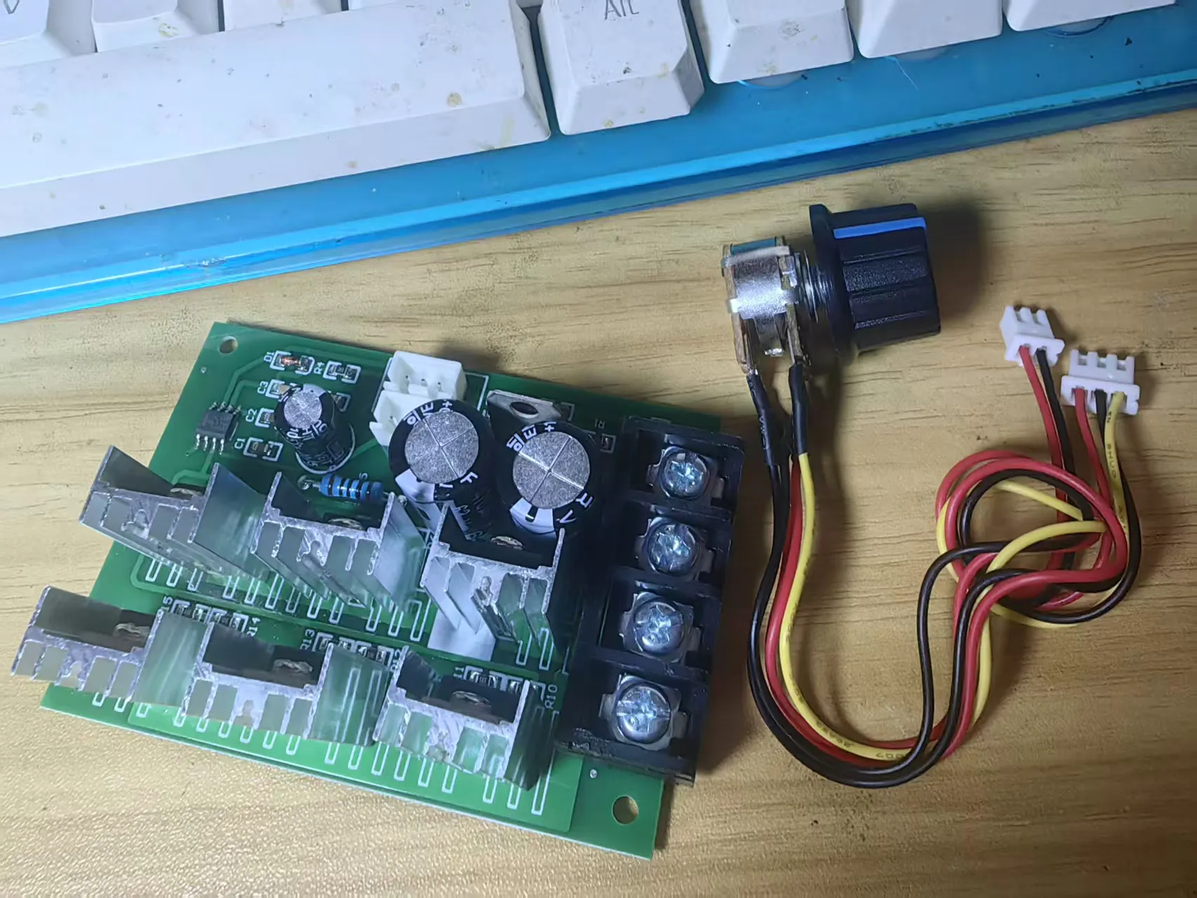 【花雕动手做】使用48V40A大功率电机驱动与8080双马达增压大风量风机的风力小车_image_1.webp