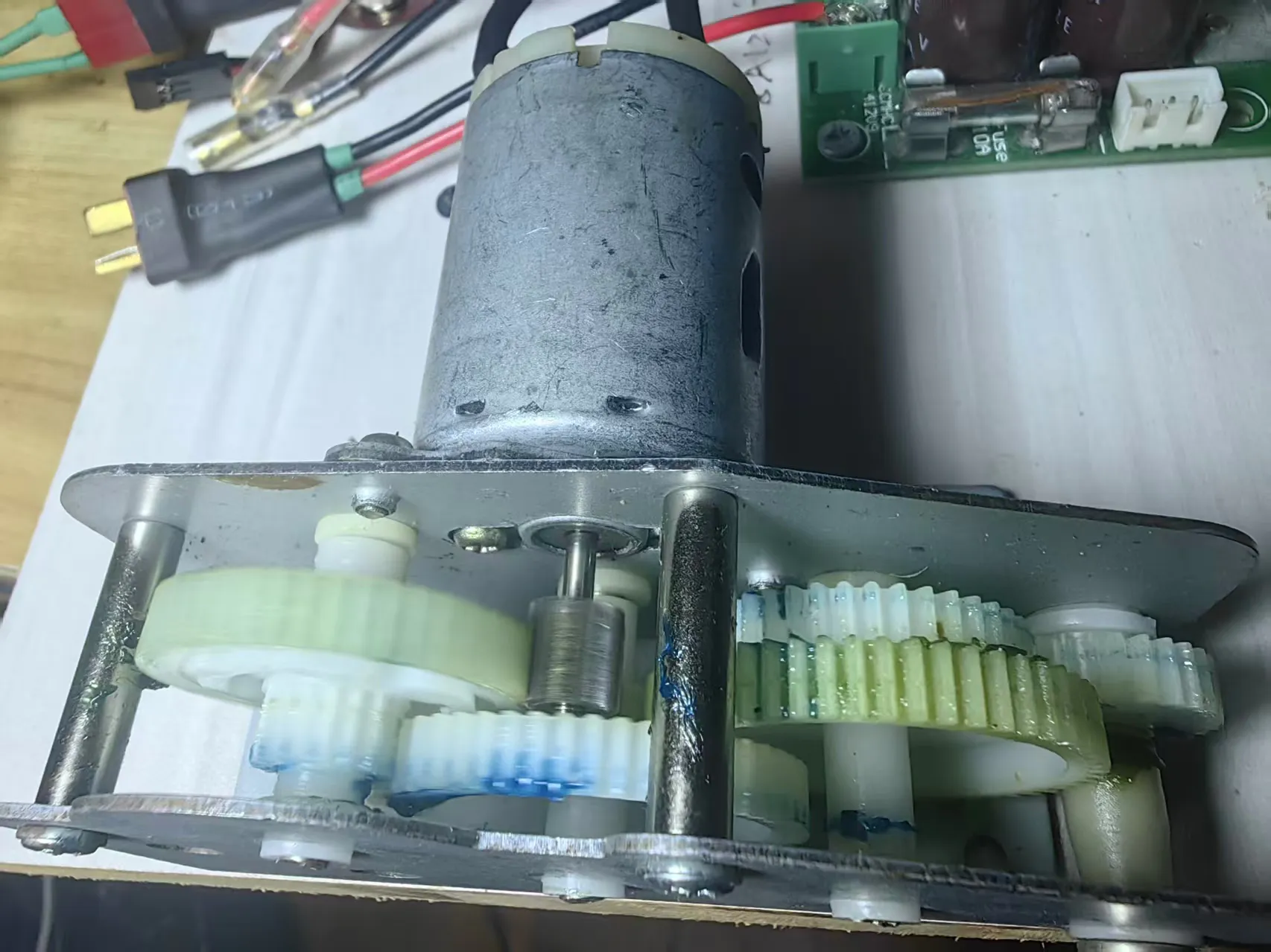 【花雕动手做】使用3S(11.1V)30A有刷双向电调和坦克波箱的四驱小车_image_8.webp