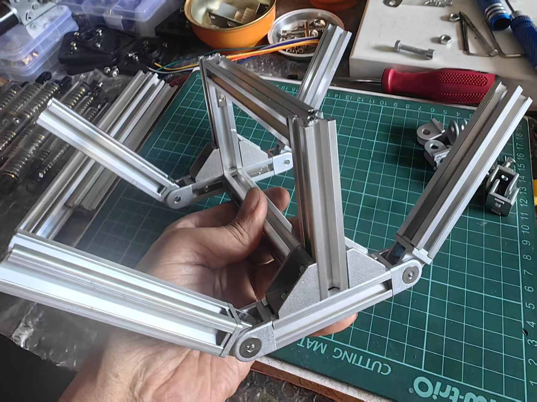 【花雕动手做】行空板 K10 使用1515铝型材制作的复杂地形八弹簧独立减震小车_image_8.webp
