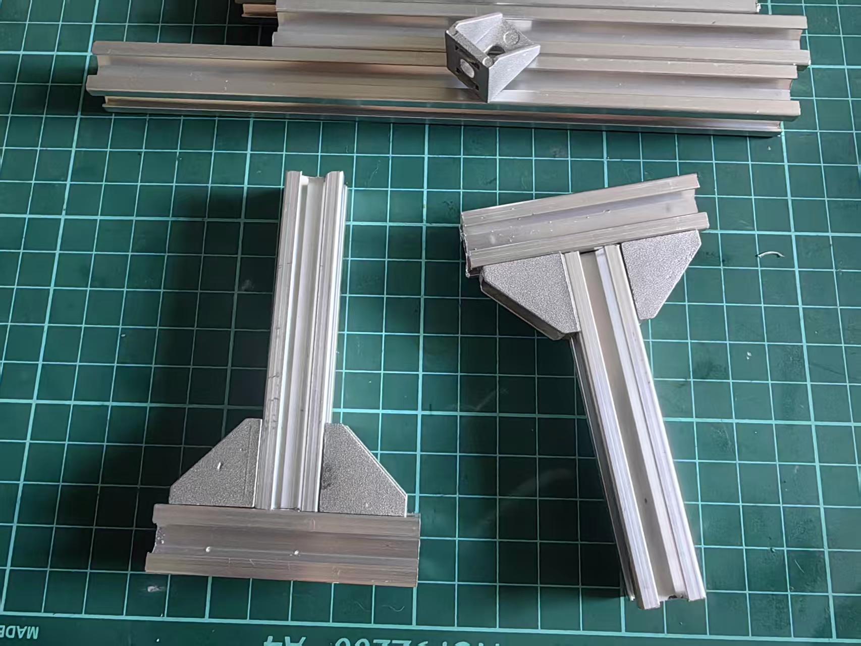 【花雕动手做】行空板 K10 使用一米1515铝型材制作的复杂地形八弹簧独立减震小车_image_4.webp