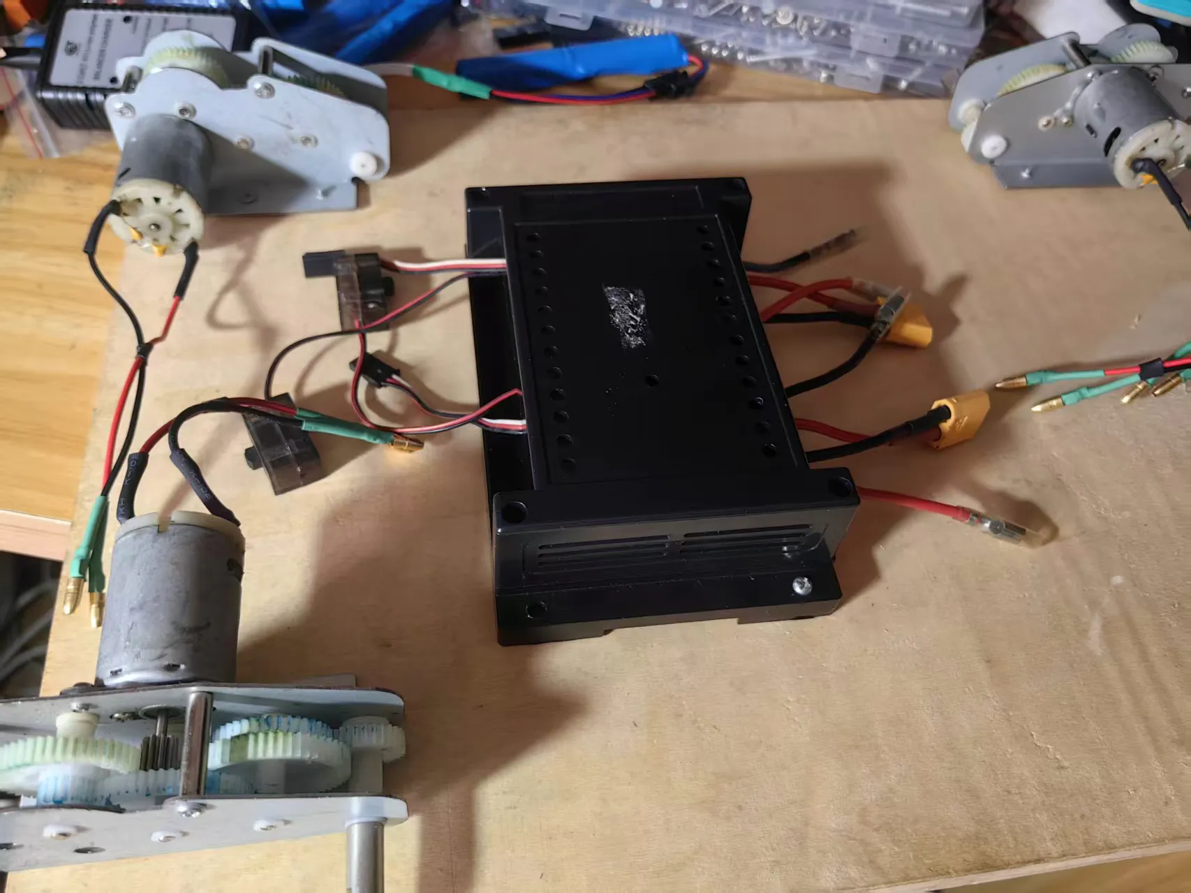 【花雕动手做】使用3S(11.1V)30A有刷双向电调和坦克波箱的四驱小车_image_11.webp