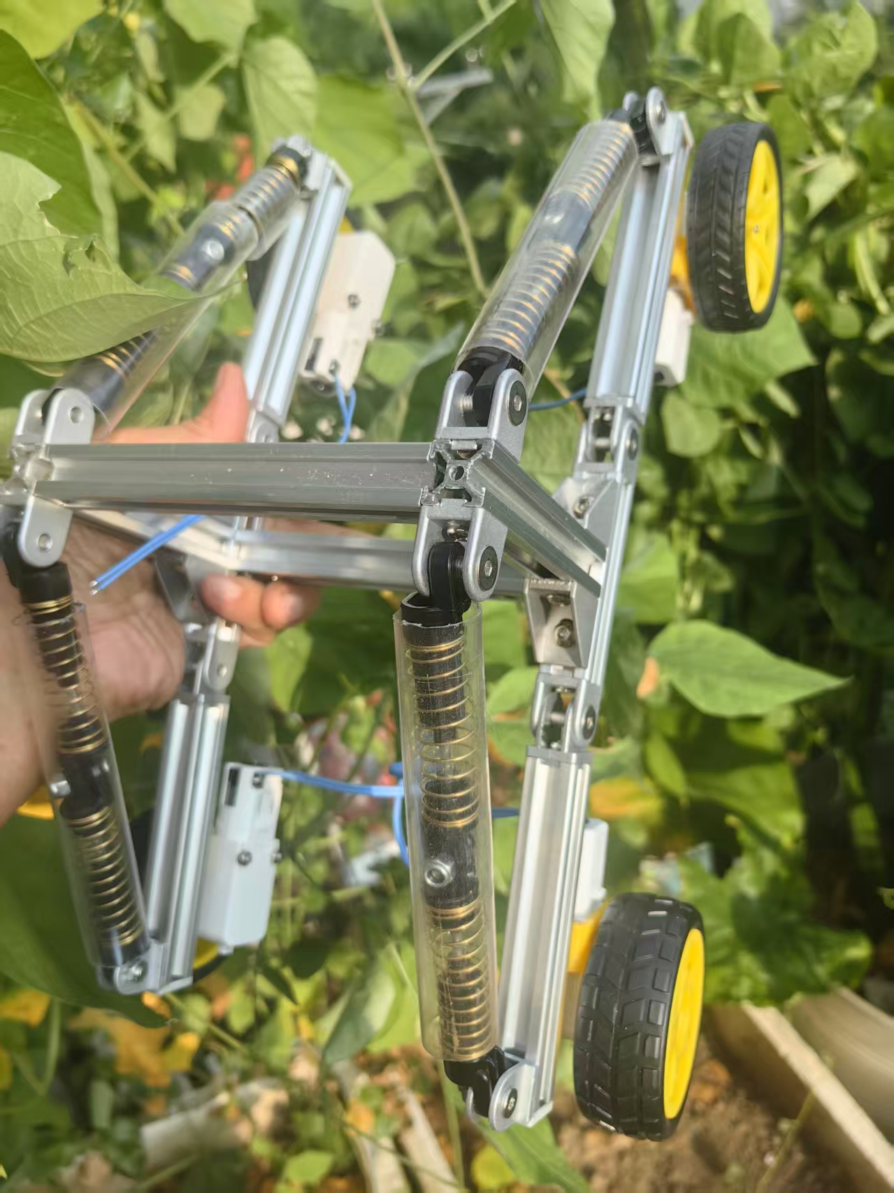 【花雕动手做】行空板 K10 使用1515铝型材制作的复杂地形八弹簧独立减震小车_image_16.webp