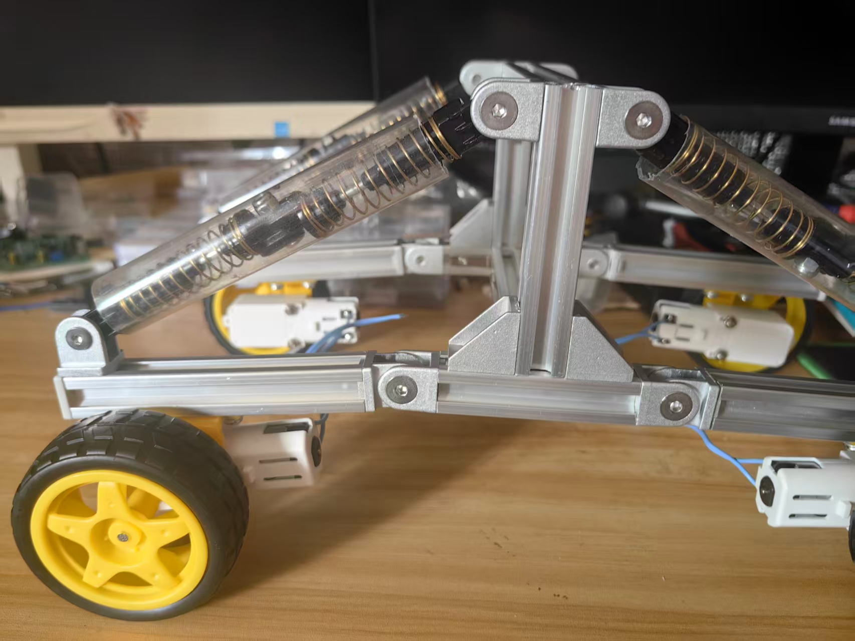 【花雕动手做】行空板 K10 使用1515铝型材制作的复杂地形八弹簧独立减震小车