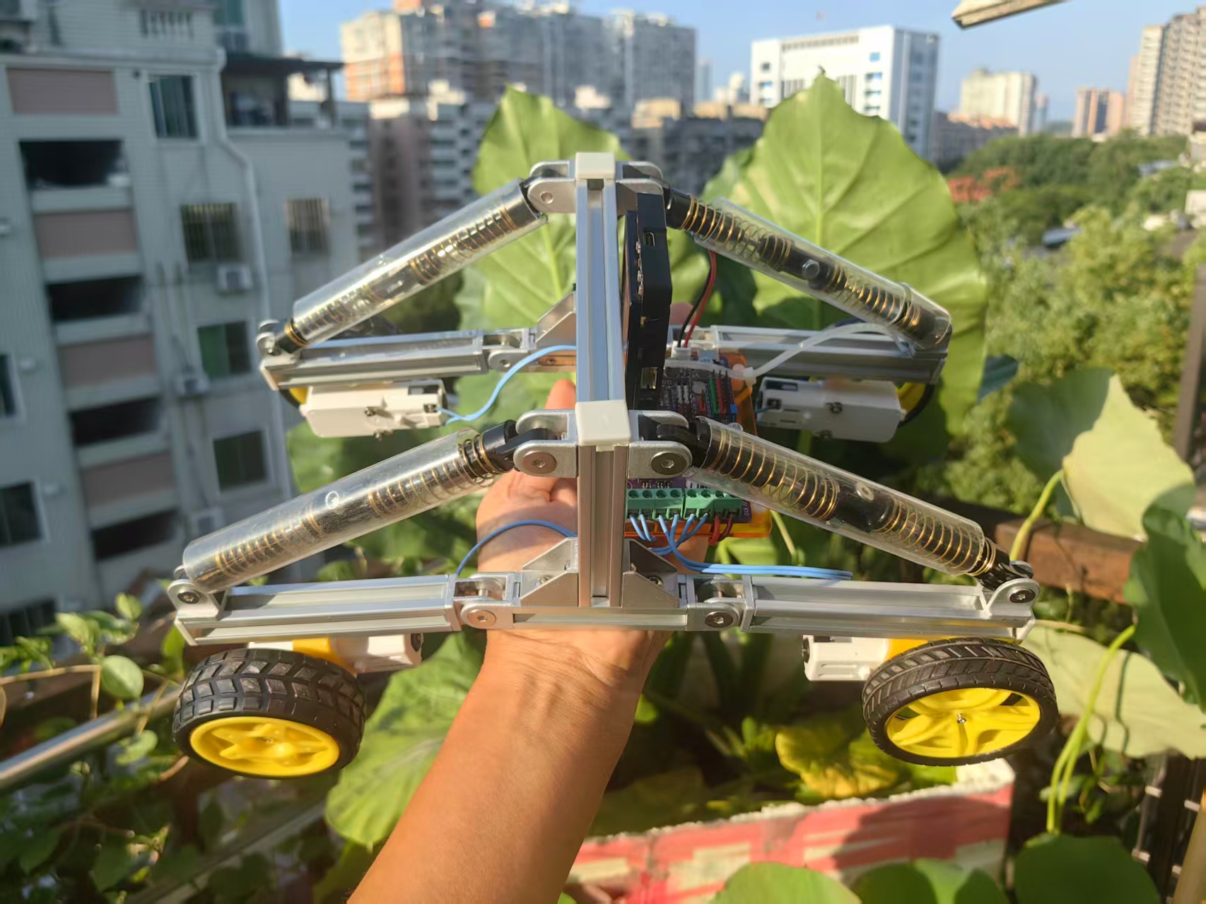 【花雕动手做】行空板 K10 使用1515铝型材制作的复杂地形八弹簧独立减震小车
