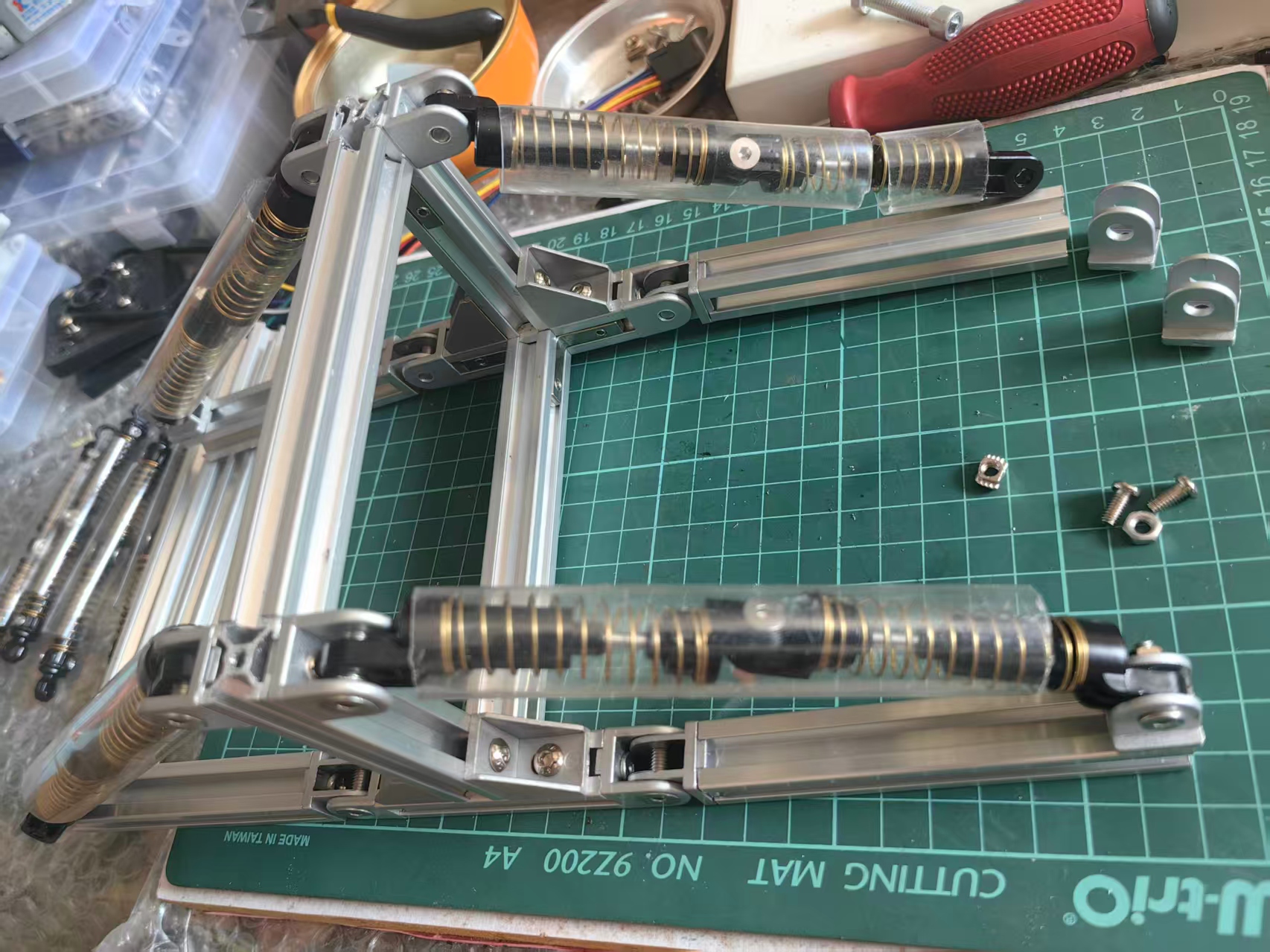 【花雕动手做】行空板 K10 使用1515铝型材制作的复杂地形八弹簧独立减震小车_image_13.webp