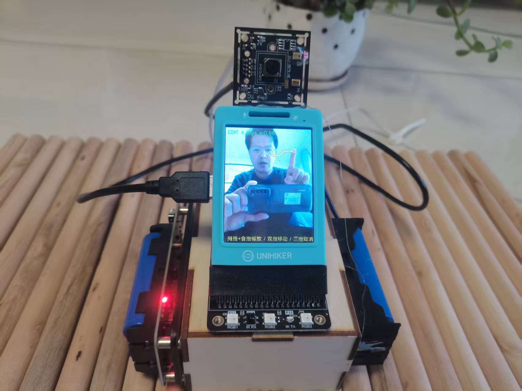 用行空板 M10 做一支「AI 电焊笔」：手势绘画 + 电焊粒子_image_1.webp