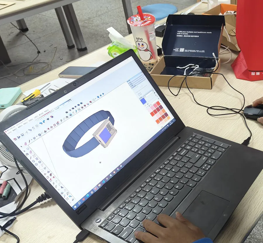 图 4-3 结构设计过程:使用 3D 建模软件绘制腰带外壳与整机造型