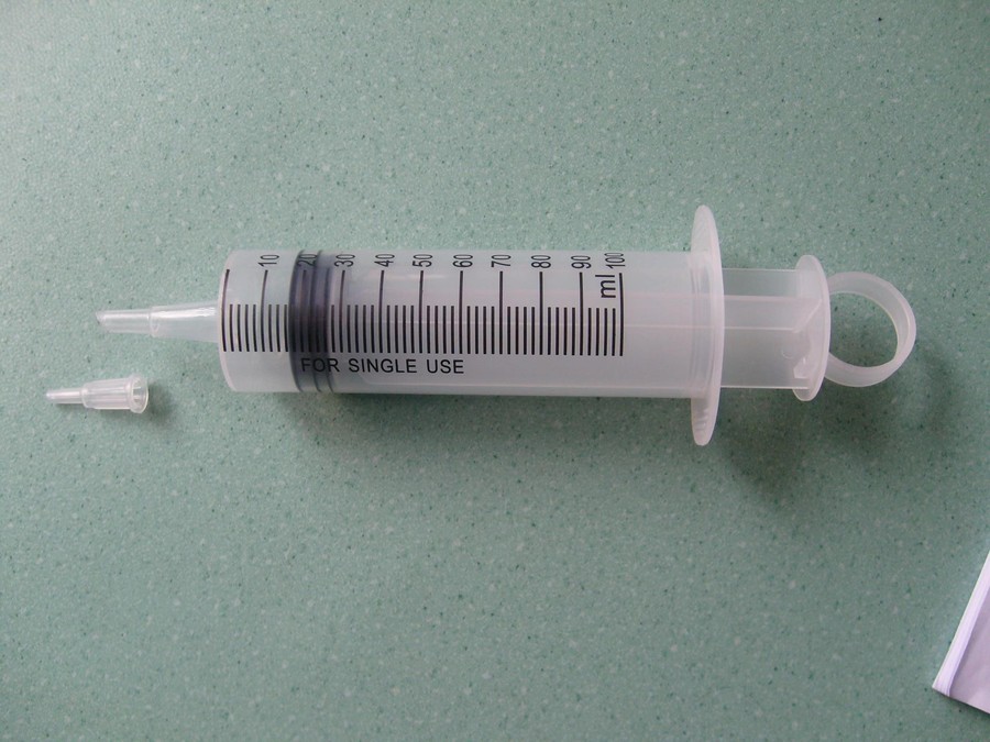 图 3-5 医用注射器实物：筒身印有 50～200mL 刻度，活塞推到不同位置即可改变封闭气体的体积